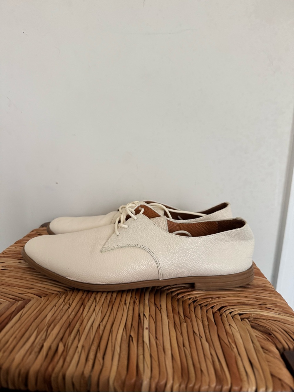 Classic Women's Cream Lace-Up Flats size 8